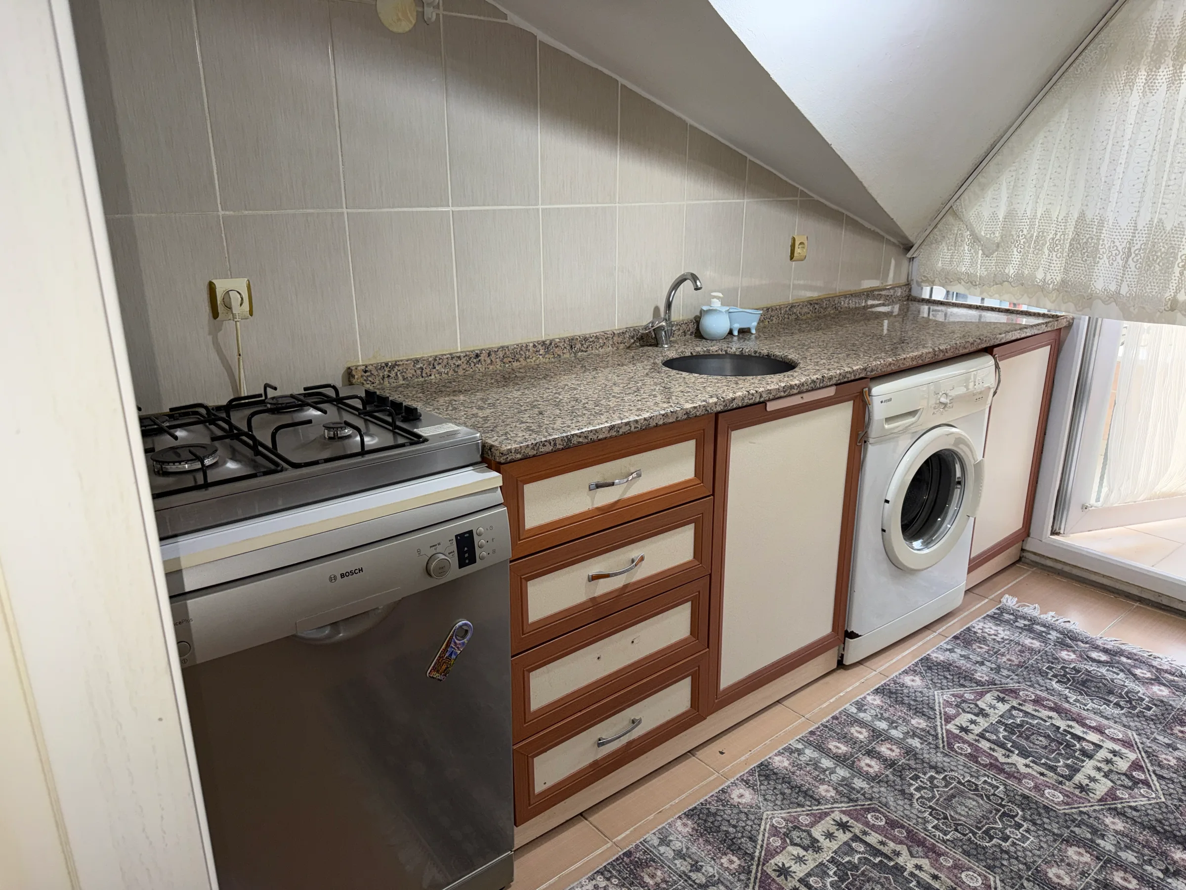 Bahçelievler Yenibosna'da Kiralık Eşyalı 3+1 Daire