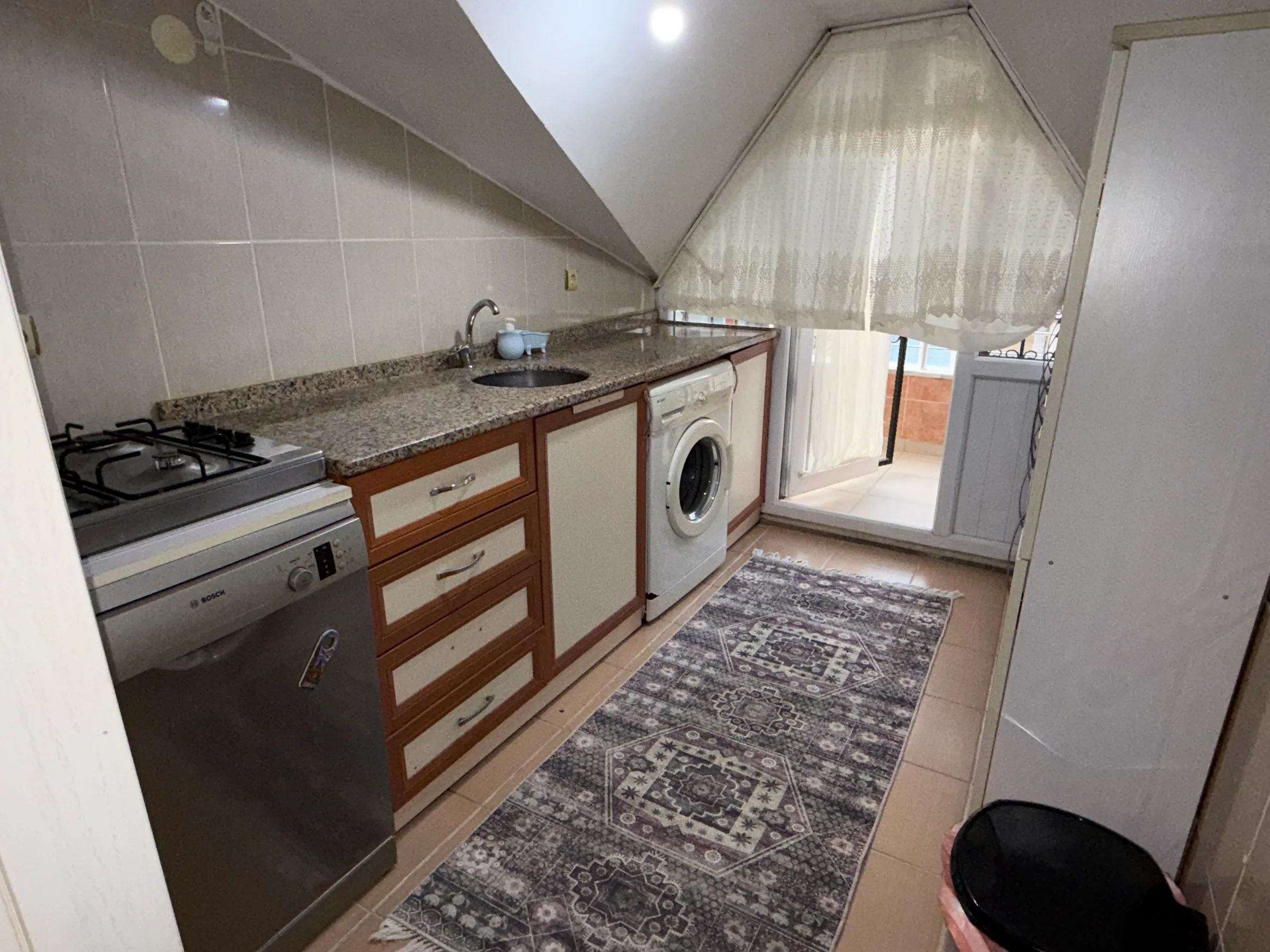 Bahçelievler Yenibosna'da Kiralık Eşyalı 3+1 Daire